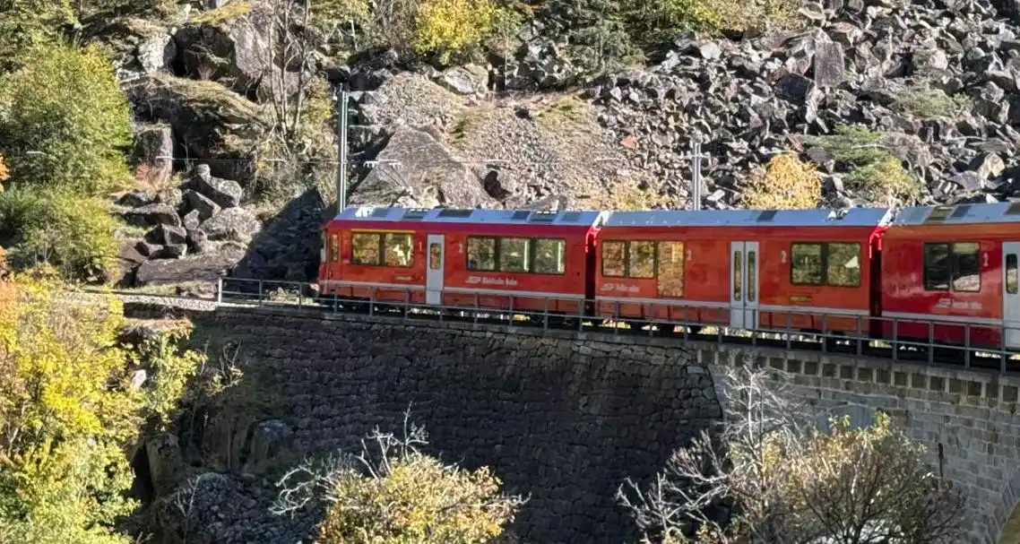 Entre montañas y túneles avanza el Tren Bernina.-