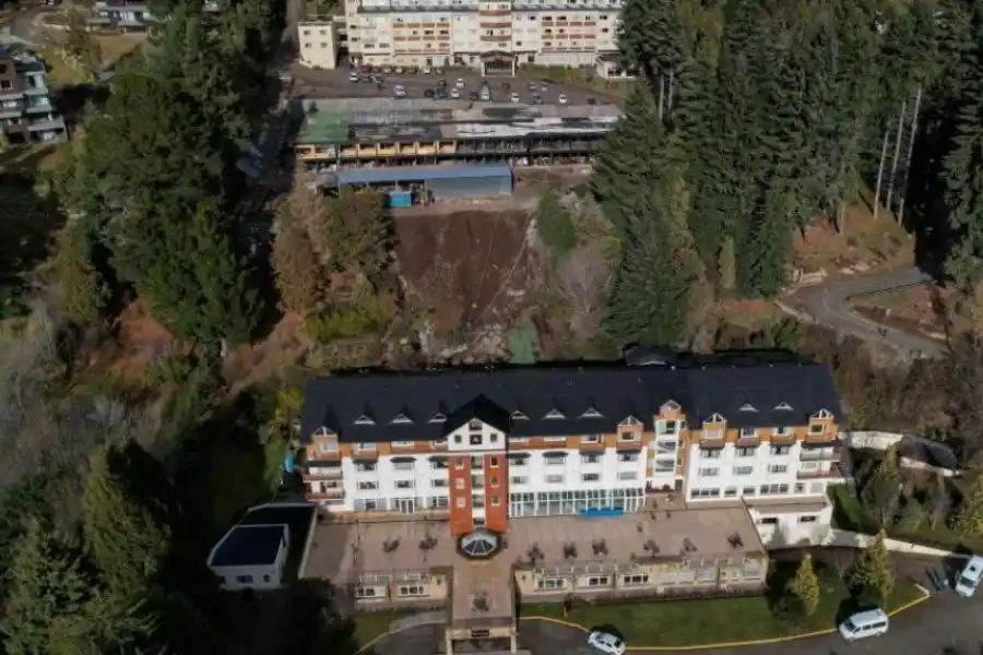 Alud fatal afectó a un hotel en Bariloche: hallaron los cuerpos de dos turistas desaparecidos