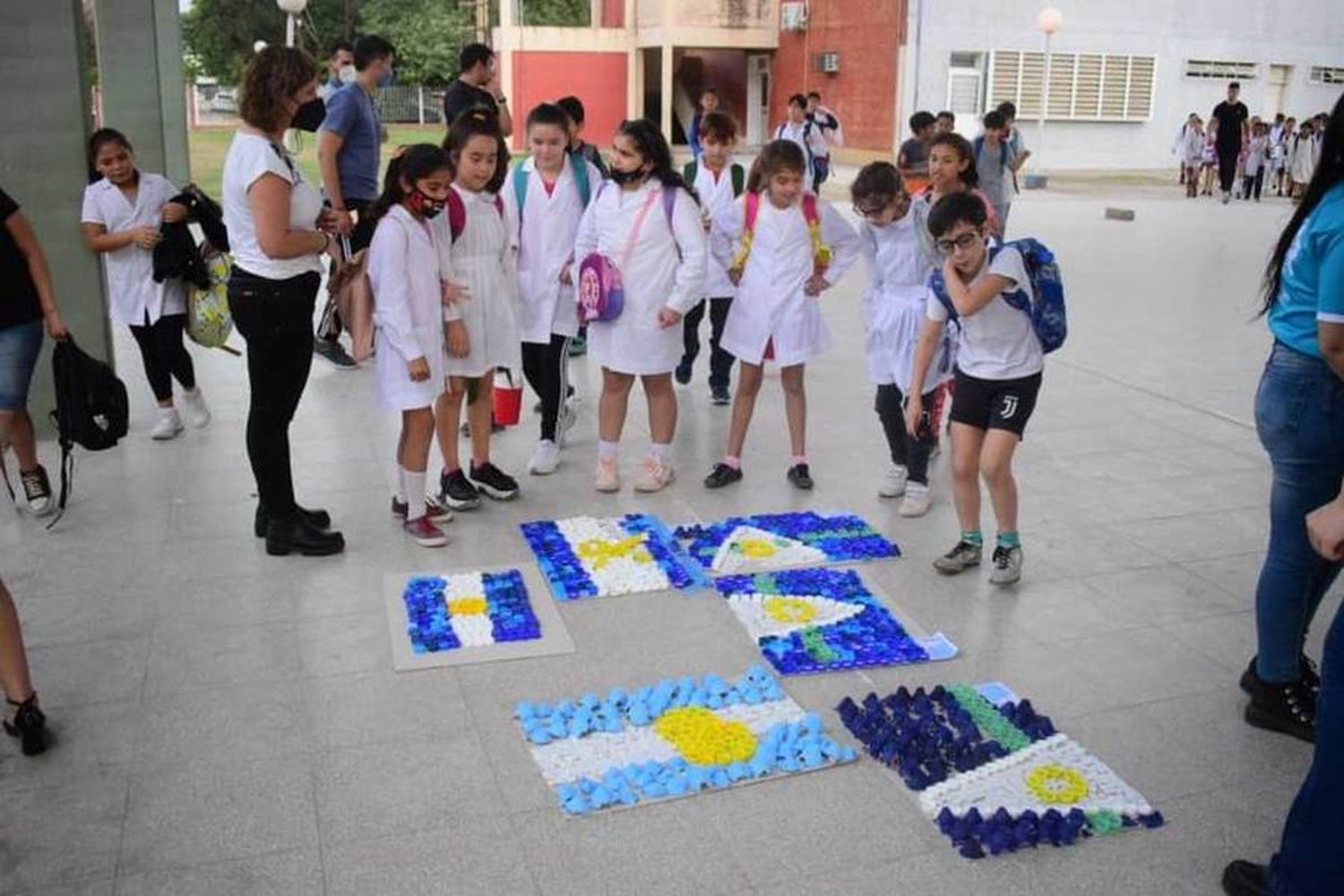 Estudiantes confeccionaron la Bandera 
Nacional y provincial con materiales reciclables