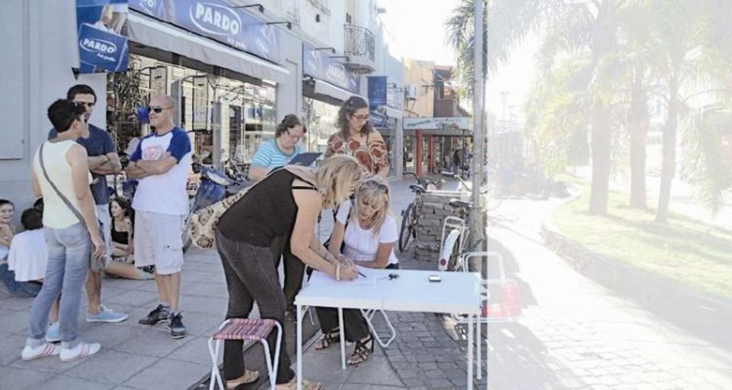 2000 firmas para la comisaría de la mujer