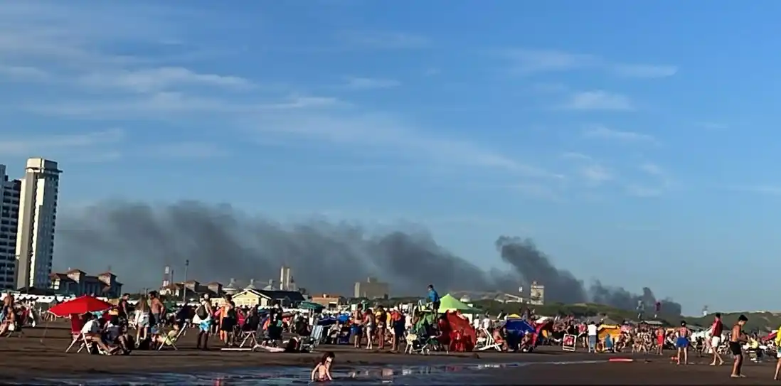 El humo se observa desde Necochea