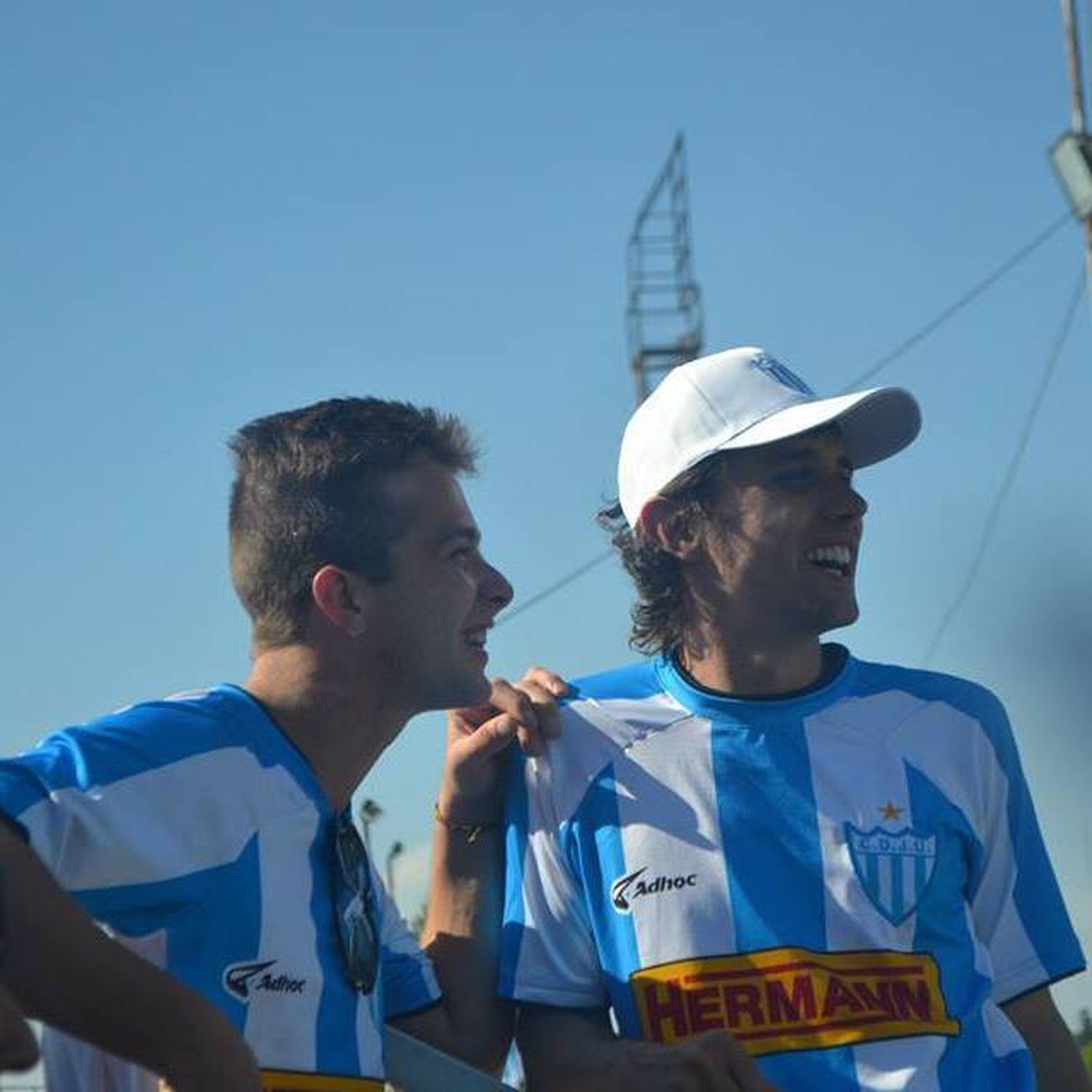 Blas Matías Fiorovic en la cancha de Juventud, junto a uno de sus hermanos.