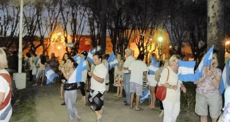 13 D, “la marcha sigue su marcha”