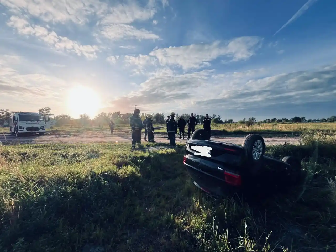 Apareció un auto volcado en la Costanera y no había ocupantes