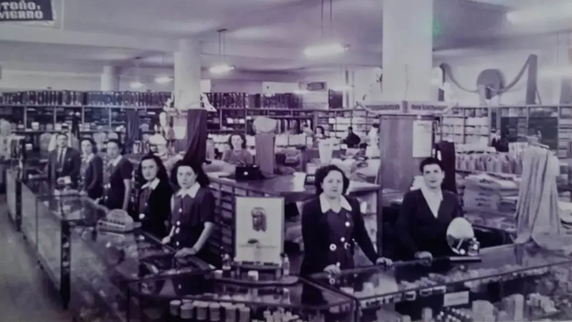 El área de perfumería y lencería. Todo el personal con su uniforme