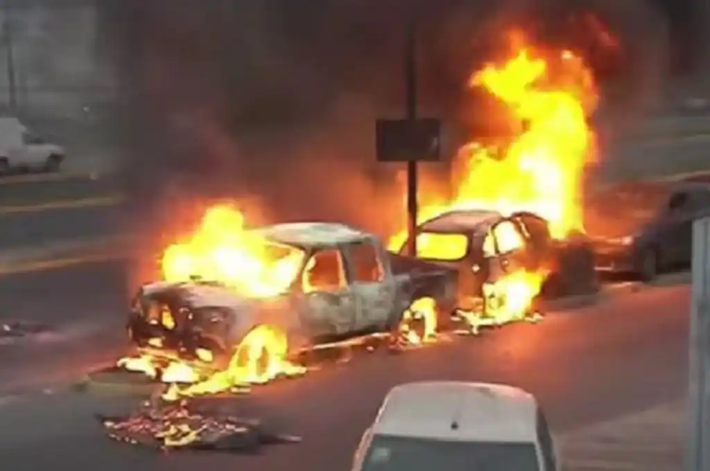 El incendio comenzó en un patrullero y se propagó rápidamente a los vehículos detrás.