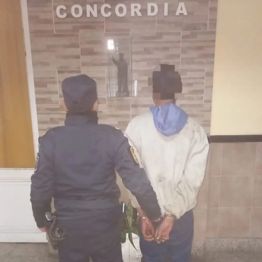 Tenía prohibido acercarse a su ex y llegó en una motocicleta robada