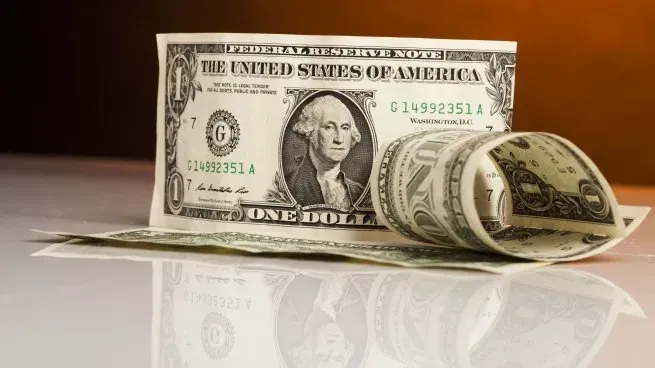 Volvió a subir el dólar en el Banco Nación y se alejó aun más del pronóstico de Milei