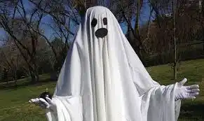 Finge ser un fantasma para hacer una broma y lo matan a tiros