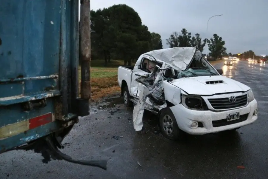 Calzada resbaladiza y accidente fatal en la autopista a Santa Fe: un muerto y un herido