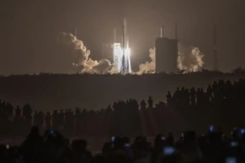 China lanzó una sonda para traer muestras de rocas de la Luna