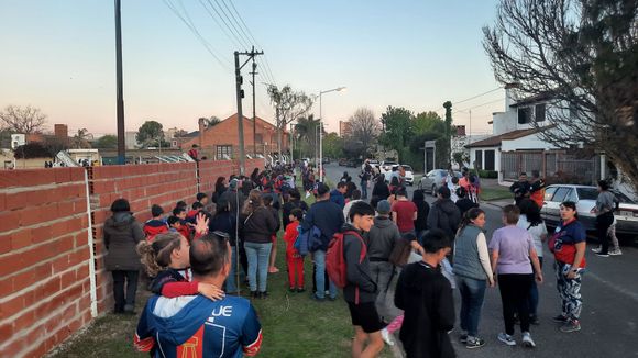 Polémica por el tapial de El Tanque: hubo abrazo simbólico a la cancha