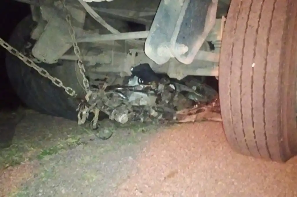 Sobrepasaron a un camión, chocaron contra otro y fueron arrollados