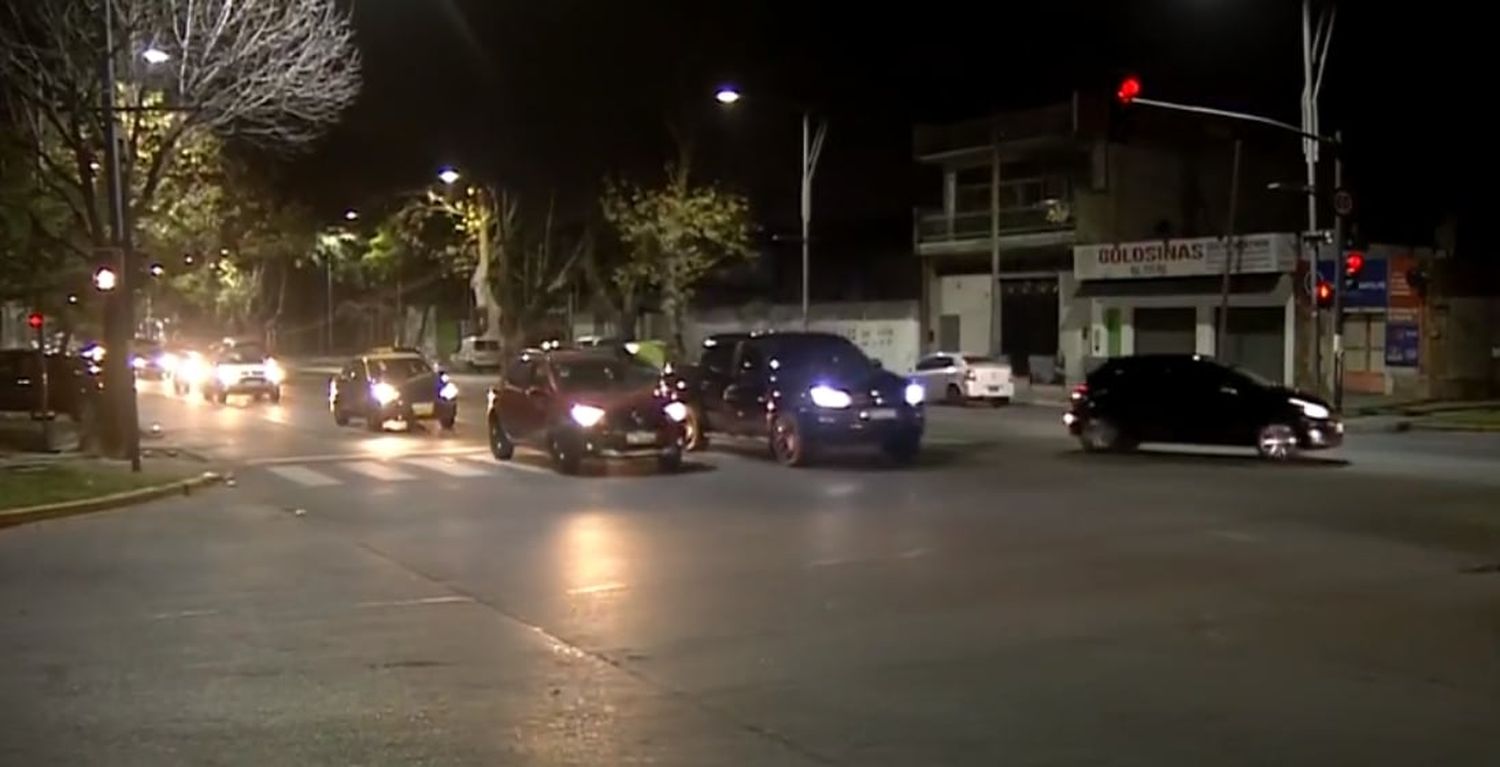 Otra vez la violencia: balearon a un joven malabarista en la esquina de Pellegrini y Liniers