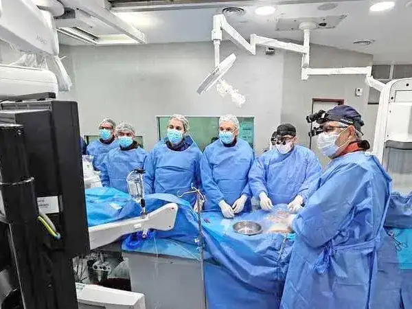 El HAC realizó el implante de una nueva 
endoprótesis de aorta abdominal