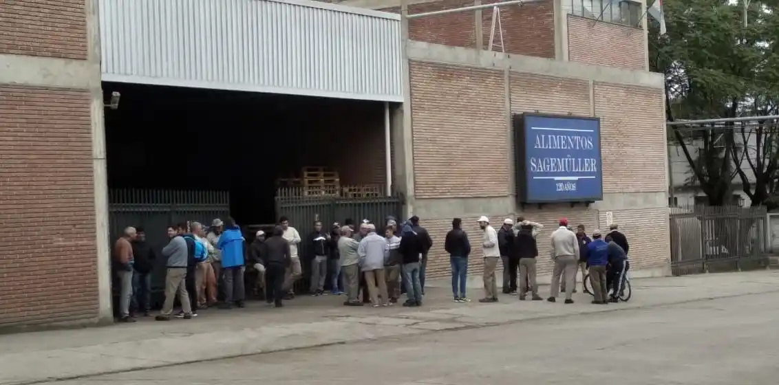 Asamblea de obreros por problemas de pago en Sagemüller