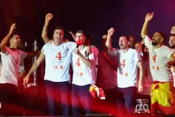 UEFA sancionó a Alvaro Morata y Rodri por cantar "Gibraltar español" durante los festejos por la Eurocopa