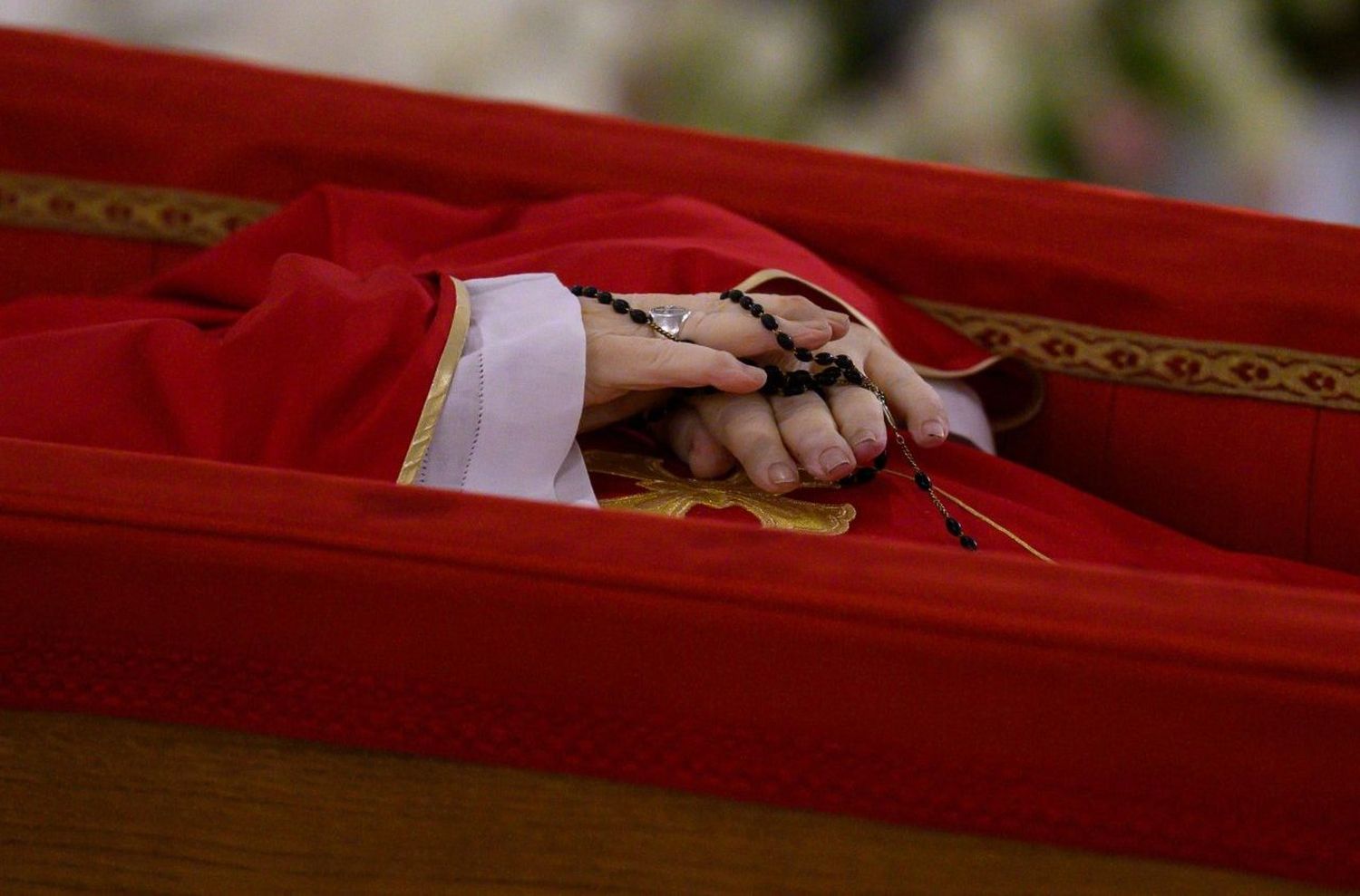 El cuerpo del fallecido Papa Francisco yace en la capilla de la Casa Santa Marta.