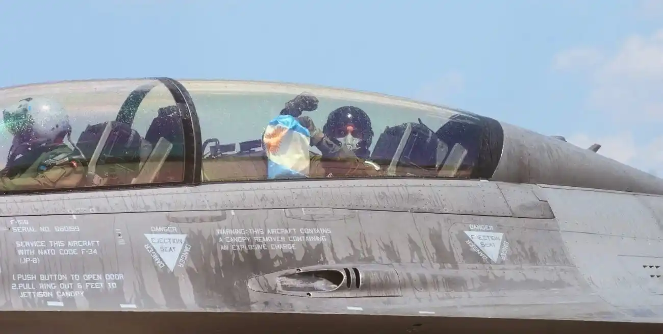 El Gobierno confirmó la llegada de los primeros seis aviones de combate F-16.  Viernes 5.12.2025  19:02