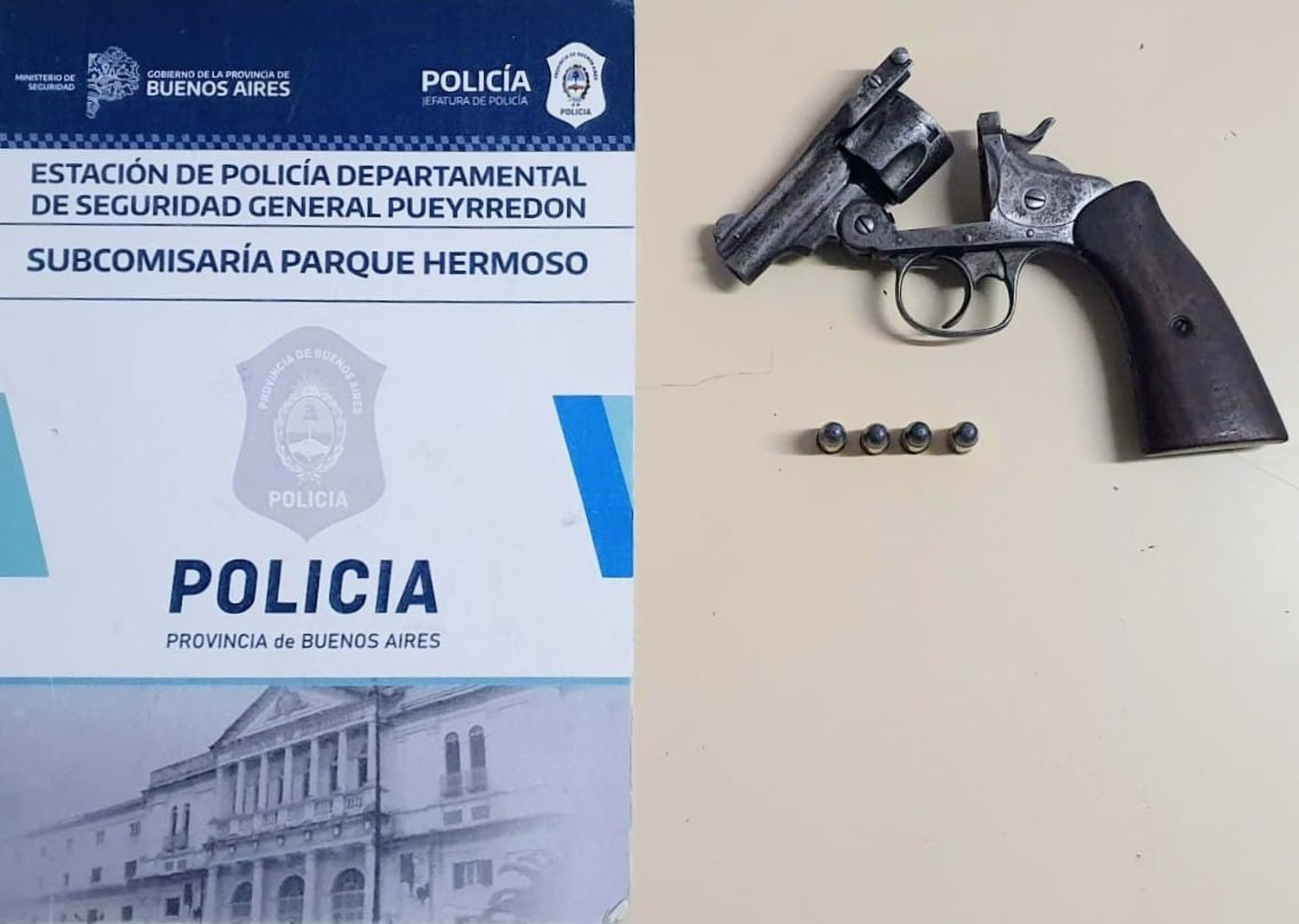 El joven llevaba entre sus pertenencias un revólver S&W calibre .32 corto con 4 municiones.