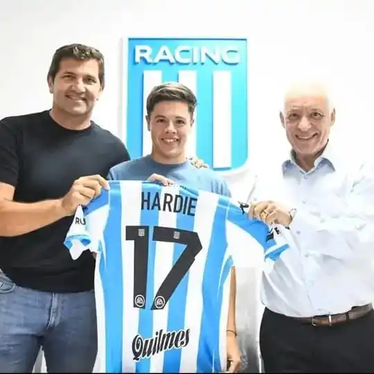 Hardie, entre Rubén Capria, manager de Racing, y el presidente Víctor Blanco.