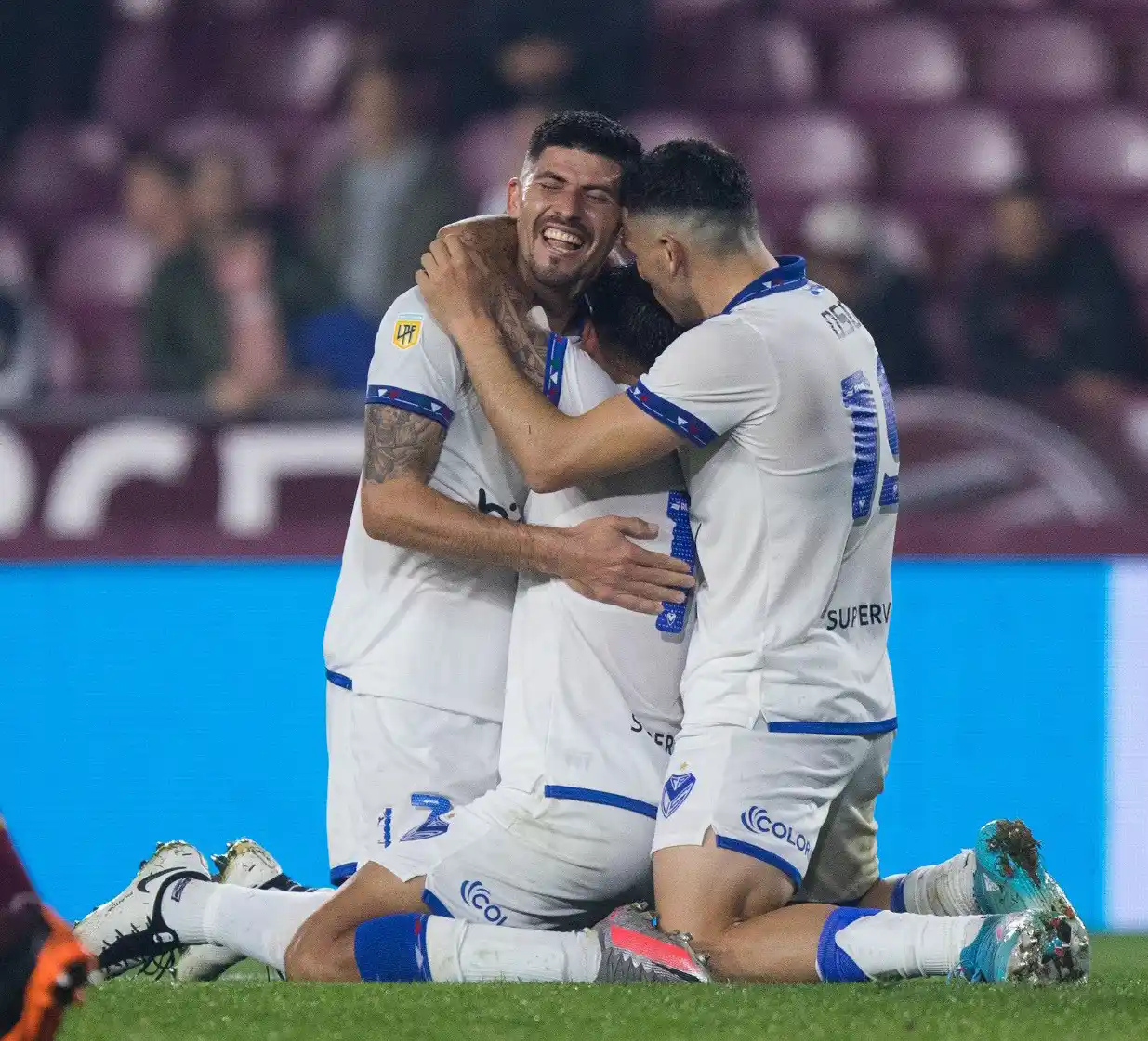 La alegría de Vélez tras el gol de Walter Bou.