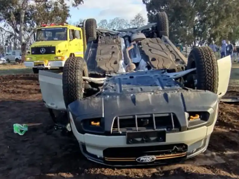 La camioneta quedó con sus cuatro ruedas hacia arriba.