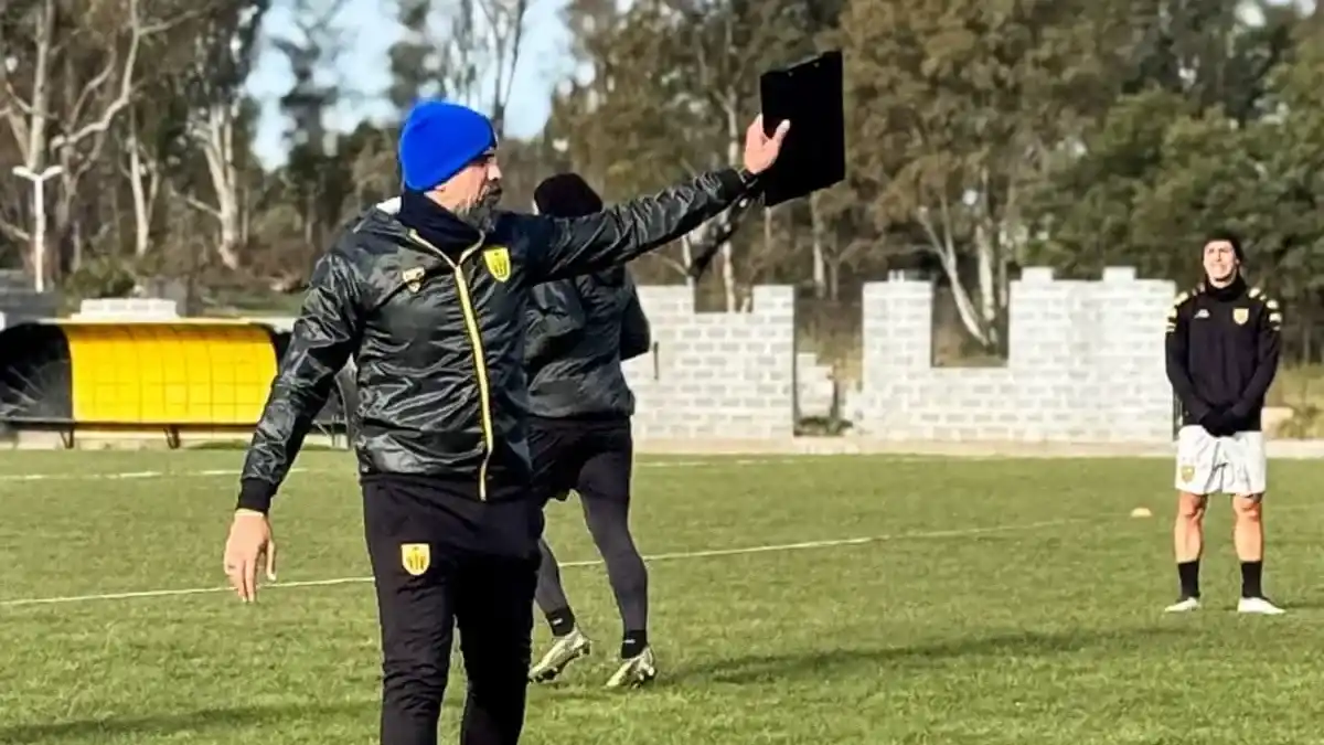 Tatangelo, en el predio Centenario, durante su primera práctica como DT de Santamarina. (Foto de prensa Santamarina).