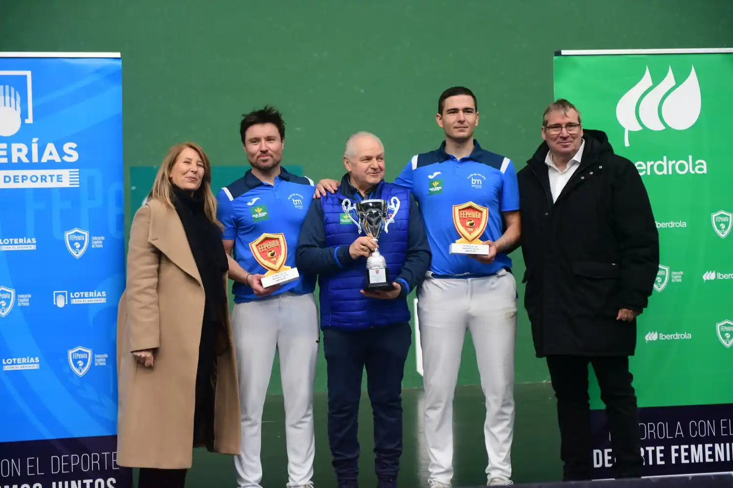 Román recibiendo el premio de campeón en Pala Corta.