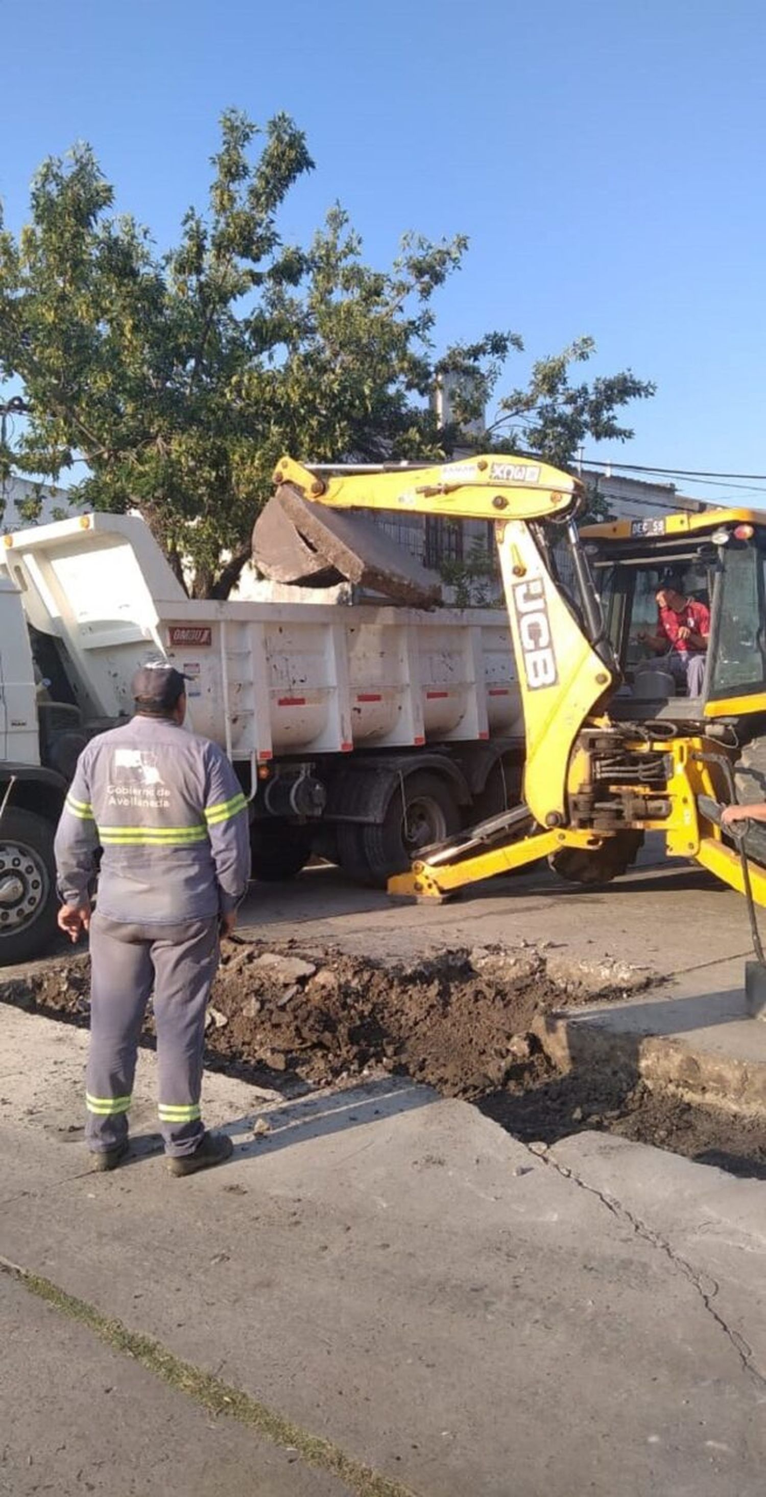 Avellaneda: personal municipal realiza tareas de reparación del pavimento en Calle 6 esquina 13