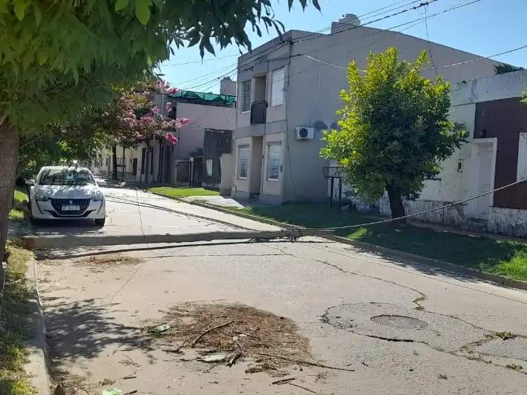 Nuevamente un vehículo de gran porte derribó cables en Gianello y Pellegrini