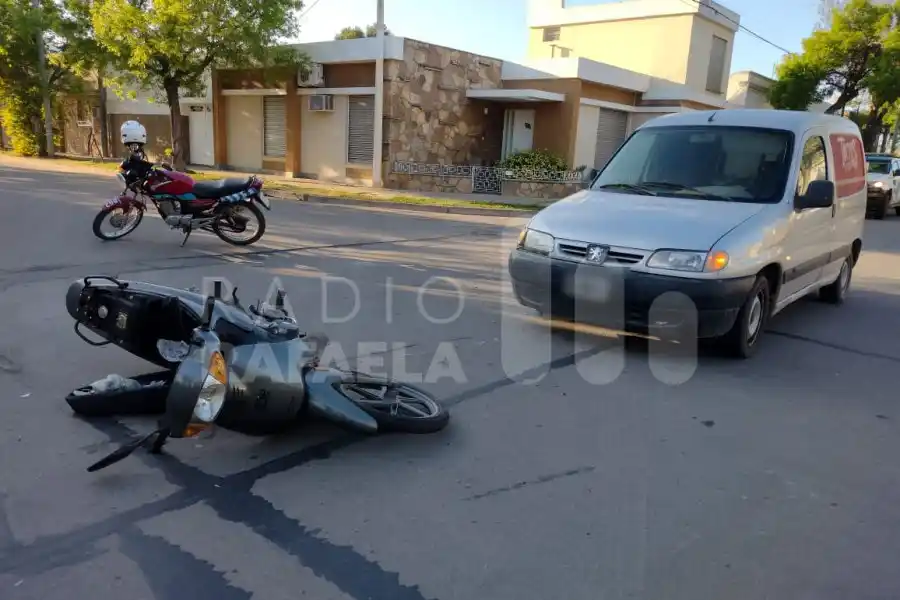 Una motociclista con una pierna herida al impactar con un auto: trabajó el 107 en el lugar