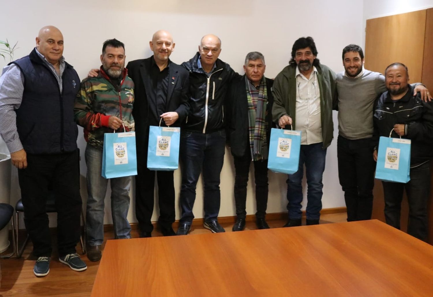 Lanús: Entregan pasajes a Veteranos de Malvinas que viajarán a las islas