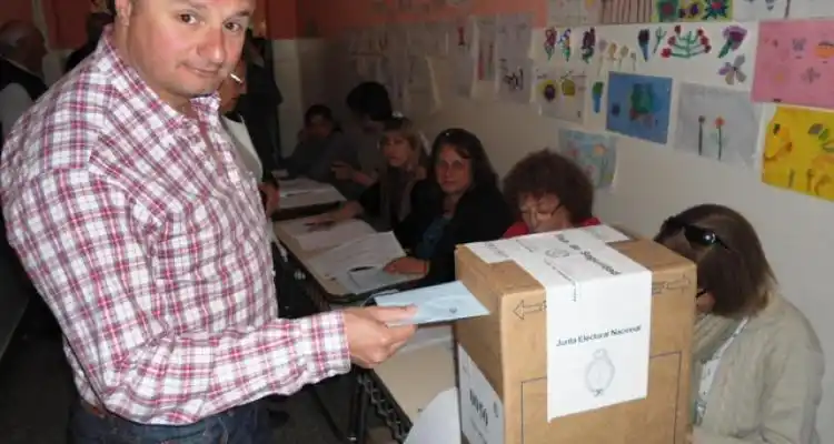 Butti destacó que los comicios se desarrollen con “tranquilidad” y Guacone recordó a Kirchner
