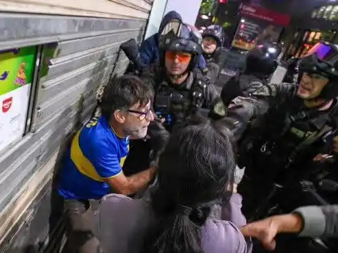 Momento de la embestida policial contra el cura Olveira. Foto: Gentileza