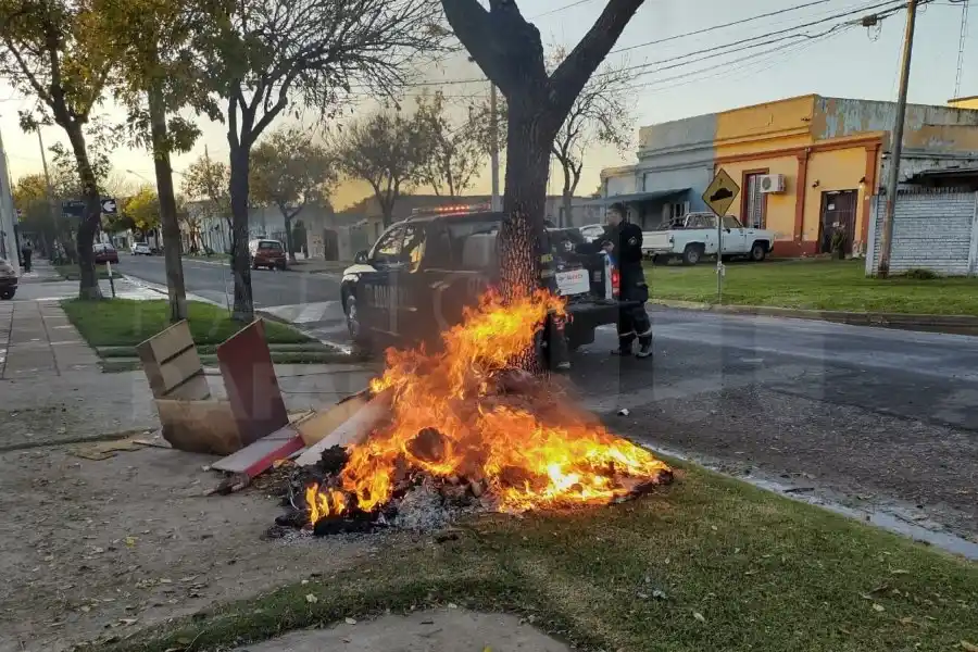Preocupante: se registraron dos focos de quema de basura en la vía pública de barrio Fátima y Central Córdoba
