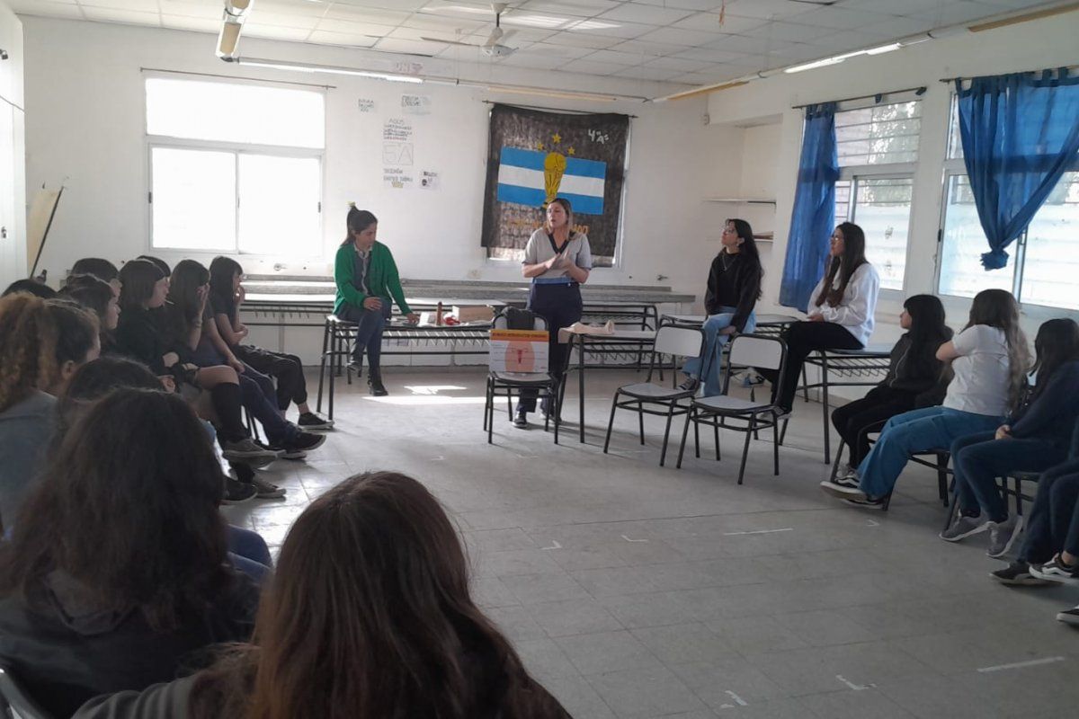 Educación Sexual Integral: brindaron una charla sobre higiene menstrual a estudiantes de colegios secundarios