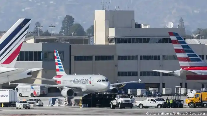 Evacúan aeropuerto en Michigan tras el ataque a un policía