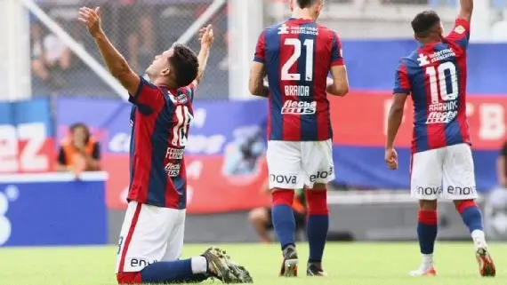 El festejo de Cristian Ferreira tras convertir a los 5' del primer tiempo.