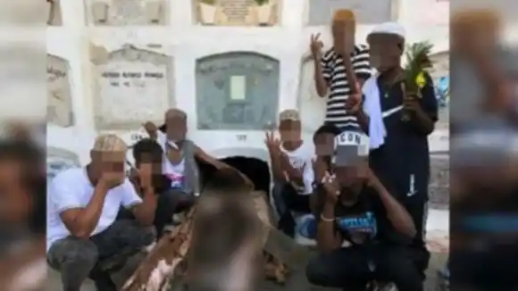 ¡ASOMBROSO! Sacaron cuerpo de una tumba y esto fue lo que hicieron (video)