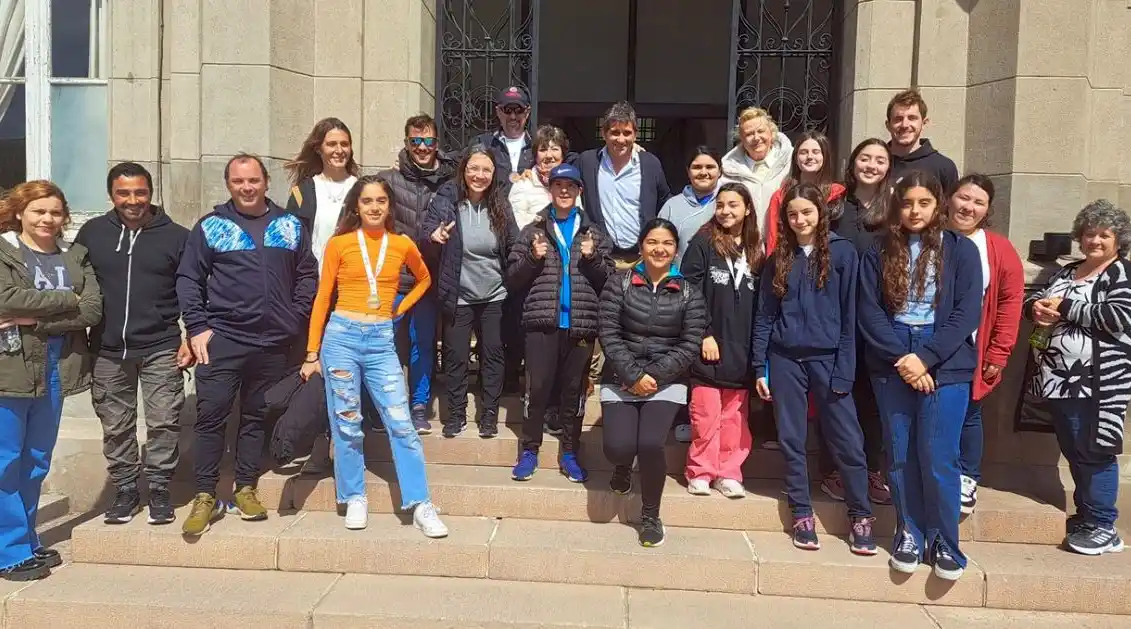 Frente al municipio. Juan José Fioramonti con los loberenses premiados en los Bonaerenses