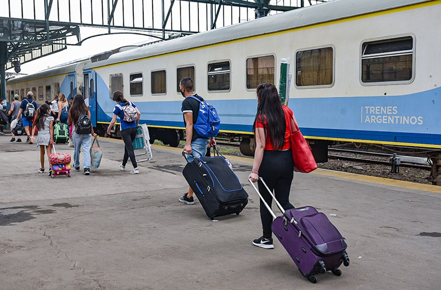 Es intenso el movimiento hacia destinos turísticos en aviones, trenes y micros