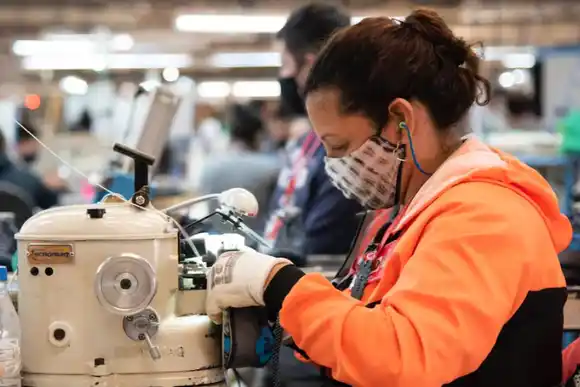 Cierra una  fabrica de  zapatillas Adidas y despiden a 360 operarios