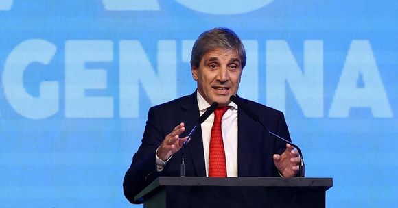 Luis Caputo pidió que bajen las tasas y los intendentes le respondieron que saque el 12% del impuesto al combustible