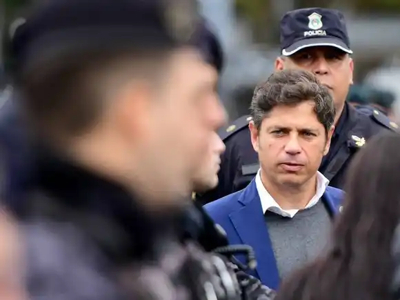 Kicillof sobre los 24 policías apartados por vínculos con un candidato de Milei: “Hay que respetar las leyes”