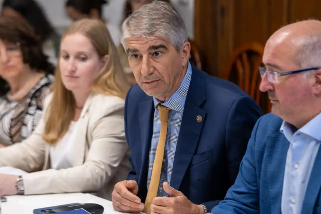 Fabián Bastia y Victoria Tejeda, junto al titular de Aprecod, mantuvieron una reunión con Diputados