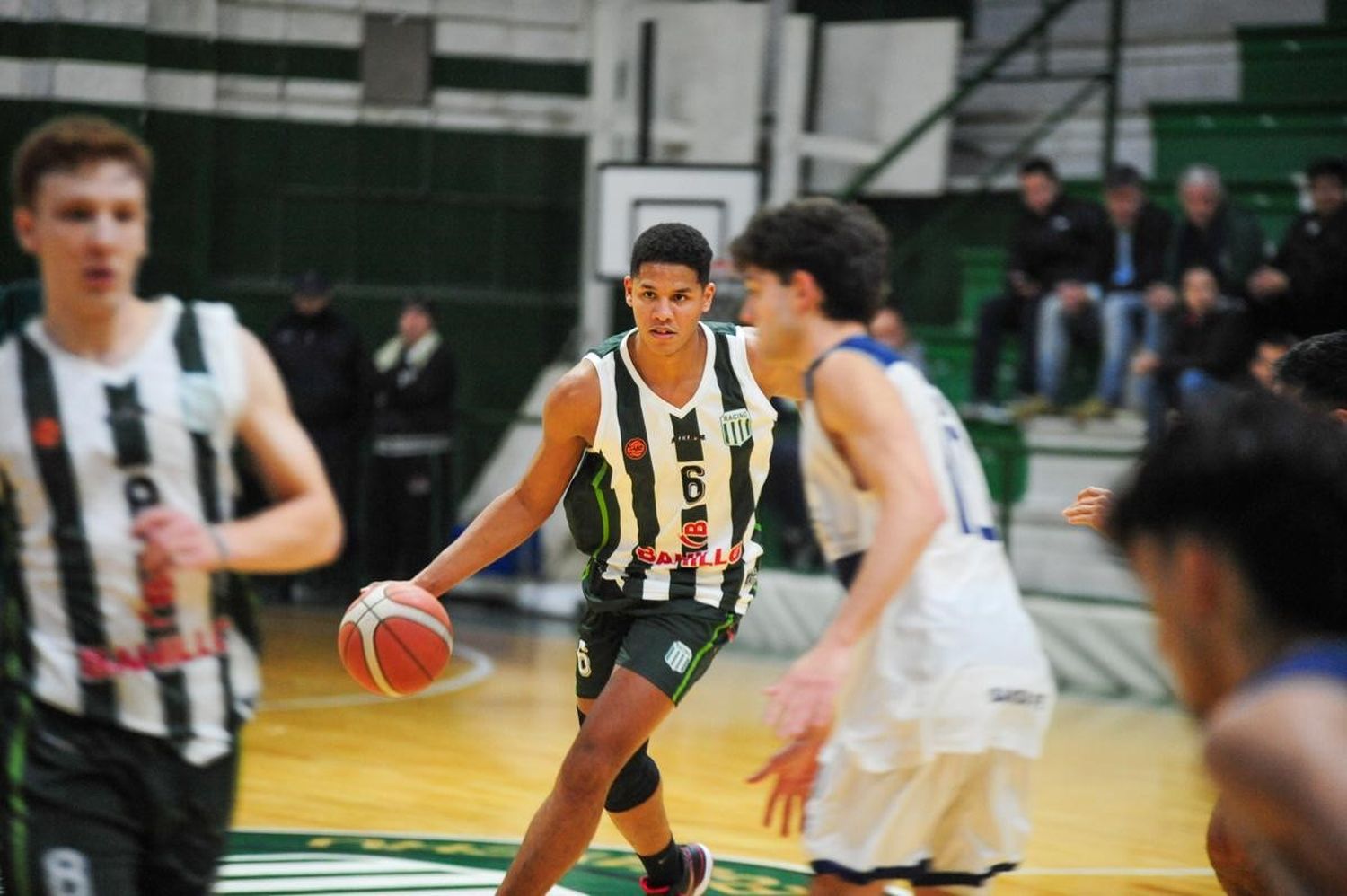 Carlos Balmaceda otra vez determinante en Racing con 17 puntos y 19 rebotes (crédito: MR Fotografía).