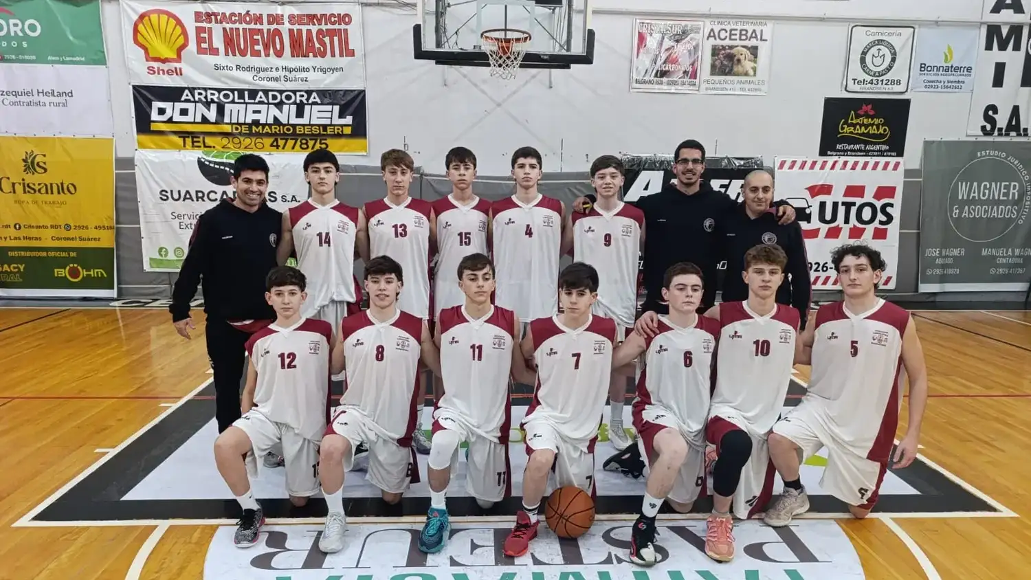 Tandil, en la previa al choque ante Olavarría. Ariel Jaca (entrenador), Vignoli, Álvarez Arnaude, Rúa Velázquez, Sabatte, Giay Campolongo, Ignacio Barros (asistente) y Lucas De Vanna (segundo asistente). Guerra, Málaga Echevarría, Padrón, Rossi, Bilbao Moreno, Lalosevich y Di Marco.