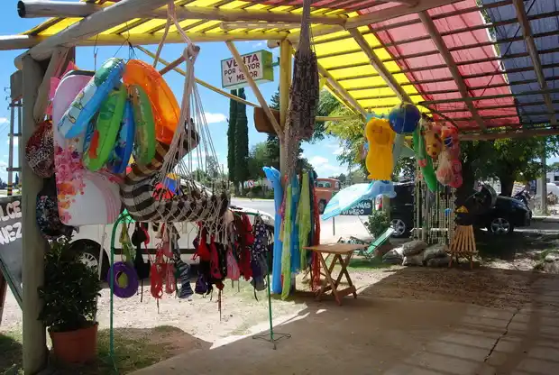 El uso y la regulación del espacio público  genera controversias en Pueblo Belgrano   