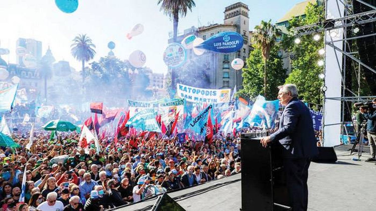 Alberto Fernández en la plaza de Perón